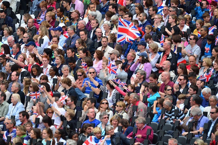 Rất đông người hâm mộ đến sân Olympic theo dõi các nội dung thi đấu môn điền kinh.